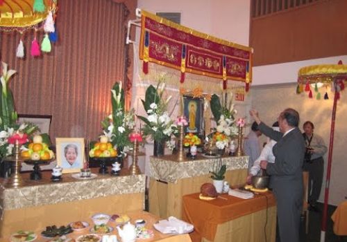 Cách lập bàn thờ và cúng cơm cho người mới mất?