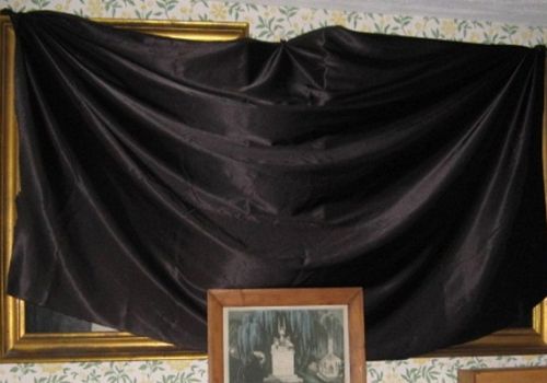 Tại sao phải che gương khi trong nhà có người mất?